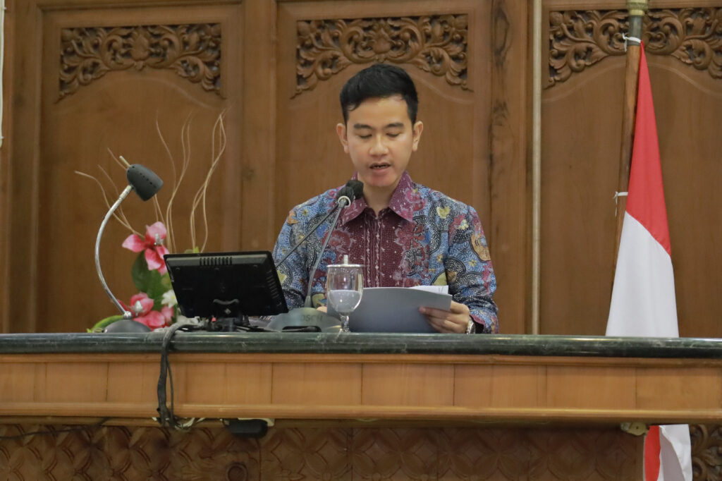 Gibran Beri Penjelasan Dua Raperda di DPRD