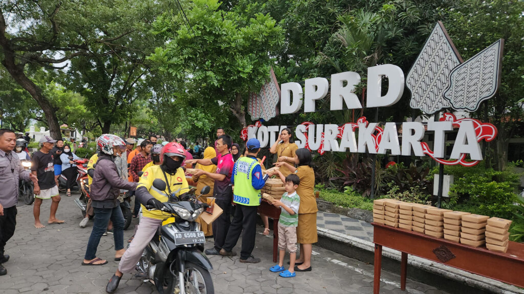 Setwan Bagi-bagi Takjil untuk Warga di Bulan Suci Ramadhan