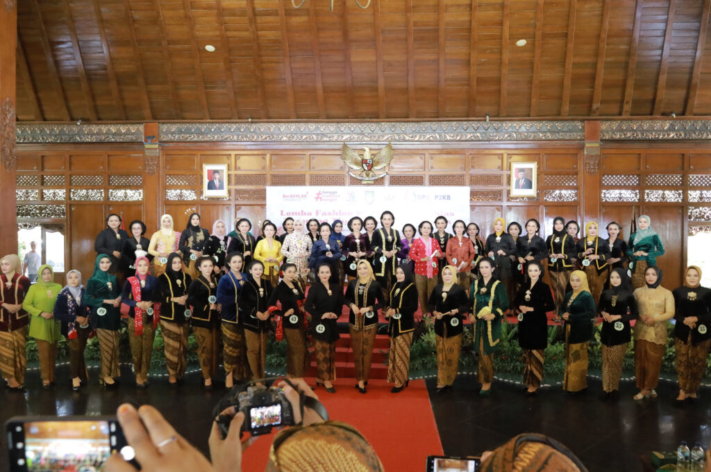Meriahkan Peringatan Hari Kartini: Setwan Kota Surakarta Andil dalam Lomba Fashion Show dan Menghias Tumpeng
