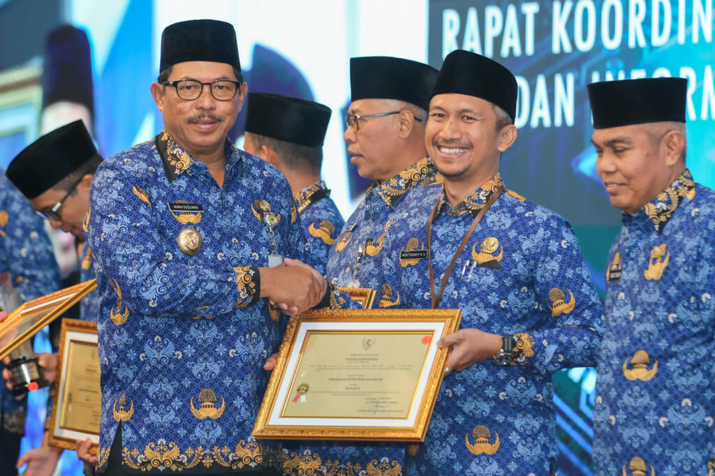 SETWAN KOTA SURAKARTA TERIMA PENGHARGAAN PENGELOLA JDIH TERBAIK V