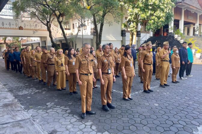 Pimpin Apel Pagi, Sekwan Kota Surakarta Tekankan Profesionalisme Manajemen Armada dan Motivasi Mahasiswa Magang