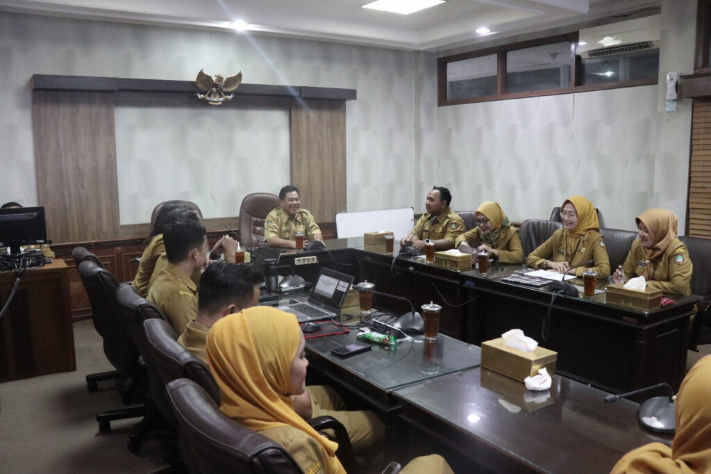 Setwan Kota Surakarta Gelar Rapat Monev Standar Pelayanan dan Persiapan Forum Konsultasi Publik 2025