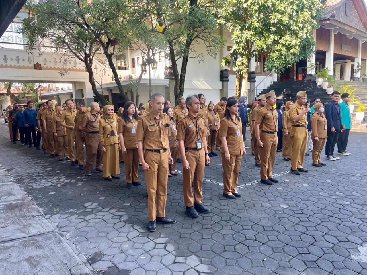 Pimpin Apel Pagi, Sekwan Kota Surakarta Tekankan Profesionalisme Manajemen Armada dan Motivasi Mahasiswa Magang