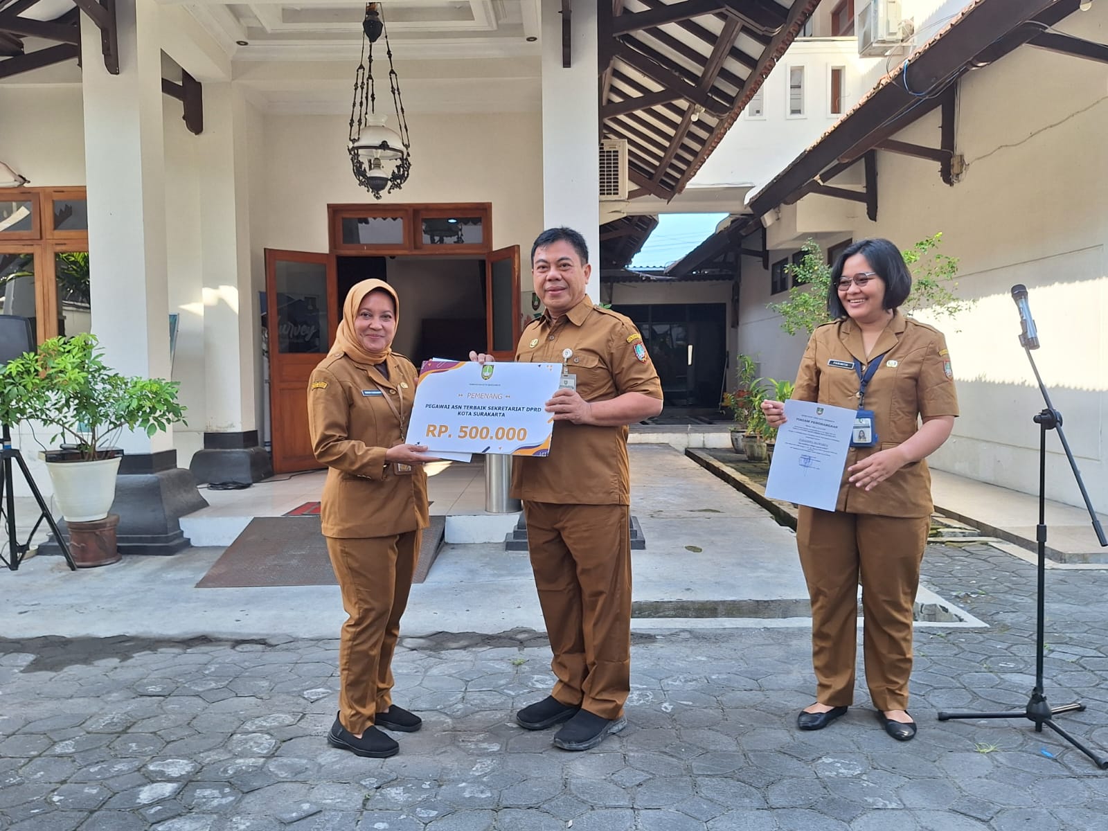 Apel Pagi, Sekretaris DPRD Apresiasi Kinerja dan Umumkan Pegawai Berprestasi